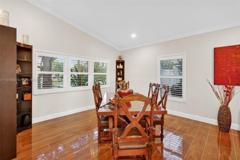 House in Pembroke Pines, Florida 5 bedrooms, 377.09 sq.m. № 2047834 - photo 10