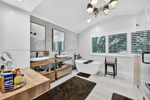 House in Pembroke Pines, Florida 5 bedrooms, 377.09 sq.m. № 2047834 - photo 25