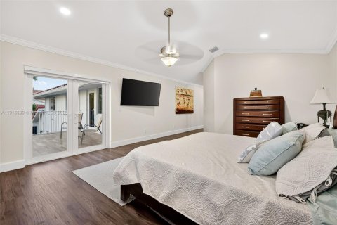 House in Pembroke Pines, Florida 5 bedrooms, 377.09 sq.m. № 2047834 - photo 19