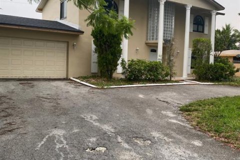 House in Miami, Florida 4 bedrooms, 244.8 sq.m. № 1824672 - photo 2