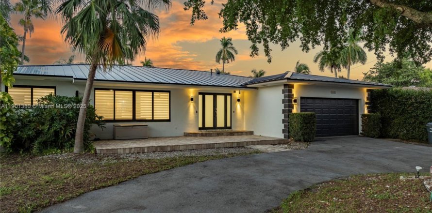 House in Hollywood, Florida 7 bedrooms, 355.35 sq.m. № 2012629