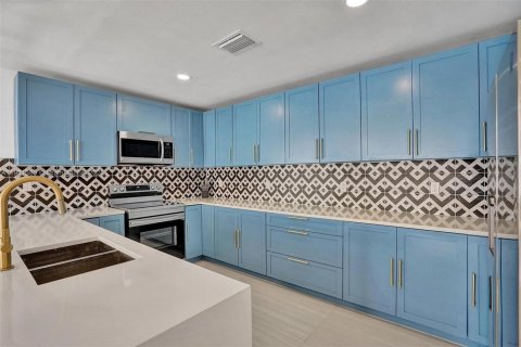 House in Hollywood, Florida 7 bedrooms, 355.35 sq.m. № 2012629 - photo 9