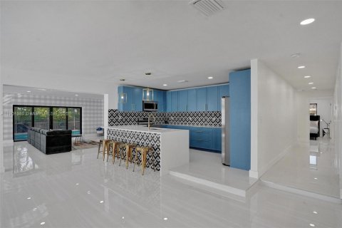 House in Hollywood, Florida 7 bedrooms, 355.35 sq.m. № 2012629 - photo 11