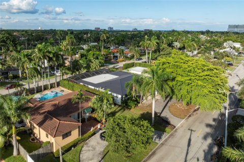 House in Hollywood, Florida 7 bedrooms, 355.35 sq.m. № 2012629 - photo 21