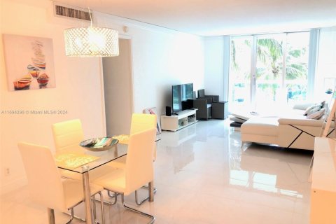 Condominio en Hollywood, Florida, 1 dormitorio  № 2035209
