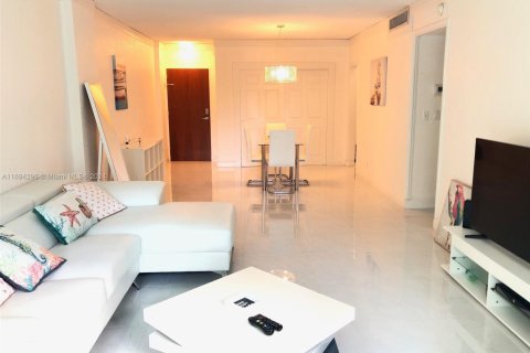 Condominio en venta en Hollywood, Florida, 1 dormitorio, 81.2 m2 № 2035209 - foto 2