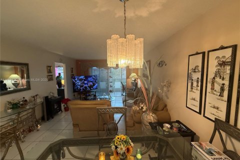 Copropriété à vendre à Sunrise, Floride: 2 chambres, 78.97 m2 № 1981136 - photo 3