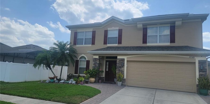 House in Orlando, Florida 5 bedrooms, 253.34 sq.m. № 1766023