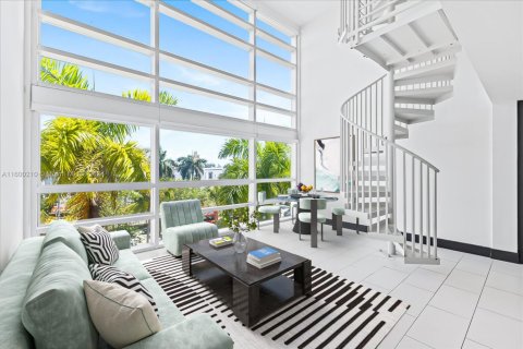 Condo in Miami Beach, Florida, 1 bedroom № 1959987 - photo 1