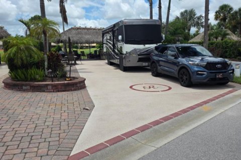 Commercial property in Port St. Lucie, Florida № 2243166