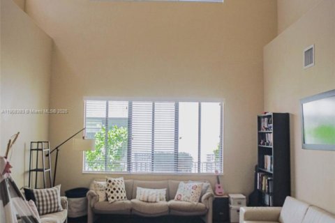 House in Cutler Bay, Florida 5 bedrooms, 438.22 sq.m. № 1964582 - photo 23