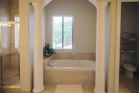 House in Cutler Bay, Florida 5 bedrooms, 438.22 sq.m. № 1964582 - photo 26