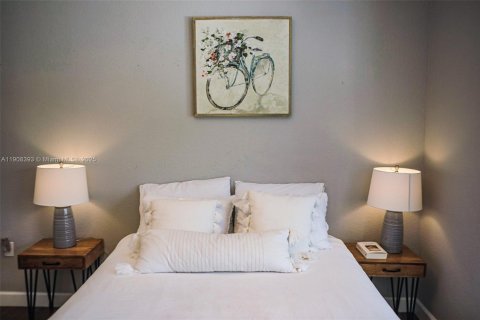 House in Cutler Bay, Florida 5 bedrooms, 438.22 sq.m. № 1964582 - photo 16