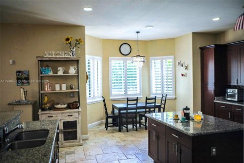 House in Cutler Bay, Florida 5 bedrooms, 438.22 sq.m. № 1964582 - photo 5