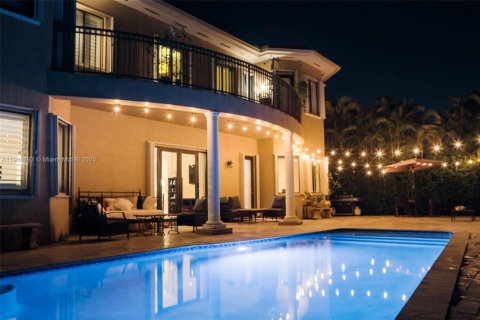 House in Cutler Bay, Florida 5 bedrooms, 438.22 sq.m. № 1964582 - photo 8