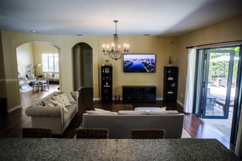 House in Cutler Bay, Florida 5 bedrooms, 438.22 sq.m. № 1964582 - photo 10