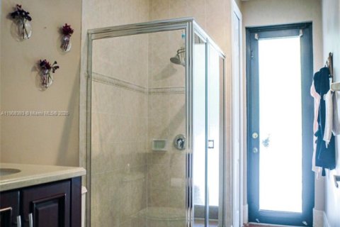 House in Cutler Bay, Florida 5 bedrooms, 438.22 sq.m. № 1964582 - photo 14