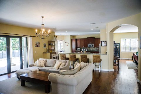 House in Cutler Bay, Florida 5 bedrooms, 438.22 sq.m. № 1964582 - photo 2
