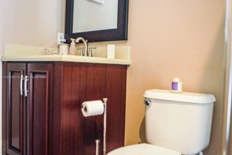 House in Cutler Bay, Florida 5 bedrooms, 438.22 sq.m. № 1964582 - photo 13