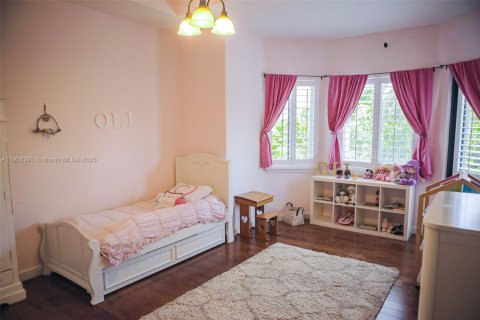 House in Cutler Bay, Florida 5 bedrooms, 438.22 sq.m. № 1964582 - photo 11