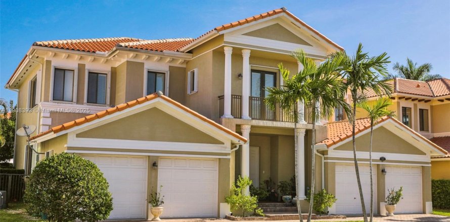 House in Cutler Bay, Florida 5 bedrooms, 438.22 sq.m. № 1964582