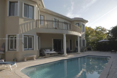 House in Cutler Bay, Florida 5 bedrooms, 438.22 sq.m. № 1964582 - photo 7