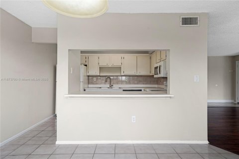 Condo in Davie, Florida, 2 bedrooms  № 1927746 - photo 8