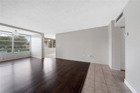 Condo in Davie, Florida, 2 bedrooms  № 1927746 - photo 3