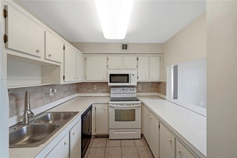 Condo in Davie, Florida, 2 bedrooms  № 1927746 - photo 11