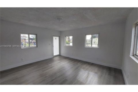 Commercial property in Miami, Florida 65.4 sq.m. № 2000591 - photo 10