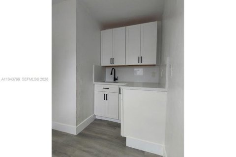 Commercial property in Miami, Florida 65.4 sq.m. № 2000591 - photo 6