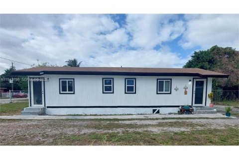 Commercial property in Miami, Florida 65.4 sq.m. № 2000591 - photo 2