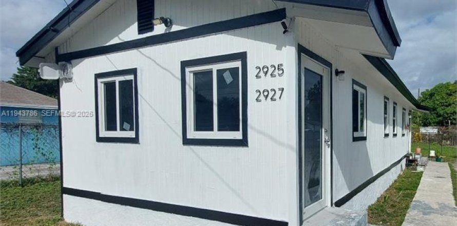 Commercial property in Miami, Florida 65.4 sq.m. № 2000591