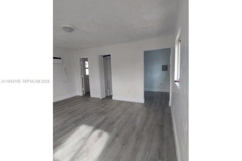 Commercial property in Miami, Florida 65.4 sq.m. № 2000591 - photo 5