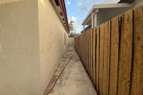 House in Homestead, Florida 3 bedrooms, 148.83 sq.m. № 1739739 - photo 30