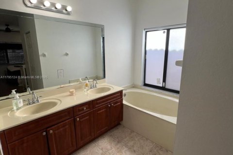 House in Homestead, Florida 3 bedrooms, 148.83 sq.m. № 1739739 - photo 18