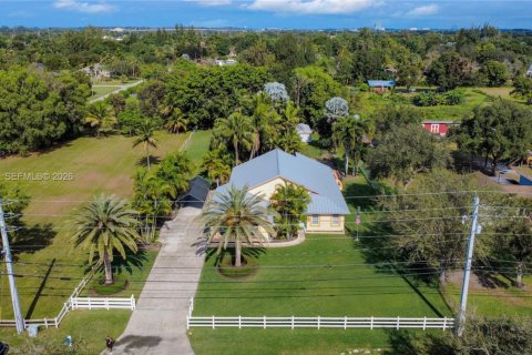 Casa en Davie, Florida 3 dormitorios, 235.32 m2 № 2023922