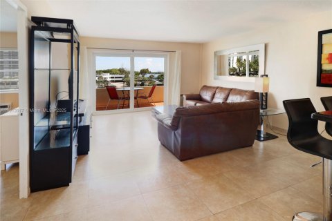 Condo in Sunny Isles Beach, Florida, 1 bedroom  № 1968962 - photo 4