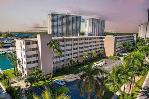 Condo in Sunny Isles Beach, Florida, 1 bedroom  № 1968962 - photo 26