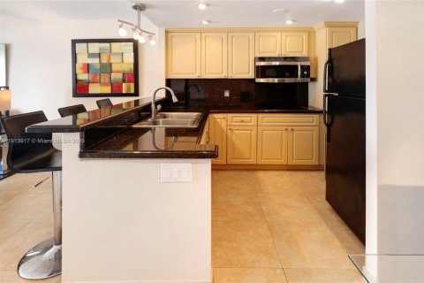 Condo in Sunny Isles Beach, Florida, 1 bedroom  № 1968962 - photo 13