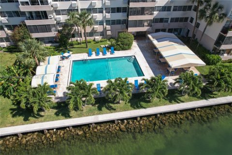 Condo in Sunny Isles Beach, Florida, 1 bedroom  № 1968962 - photo 24