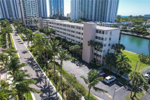 Condo in Sunny Isles Beach, Florida, 1 bedroom  № 1968962 - photo 1