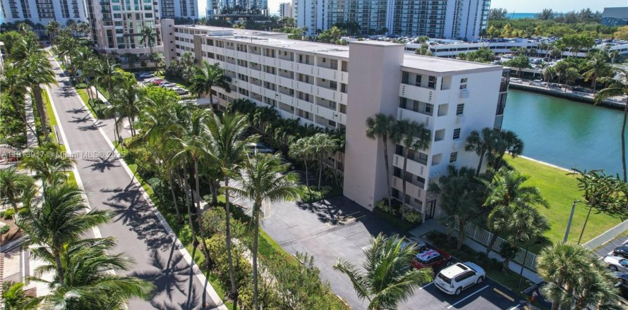 Condo in Sunny Isles Beach, Florida, 1 bedroom  № 1968962