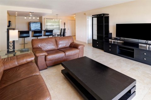 Condo in Sunny Isles Beach, Florida, 1 bedroom  № 1968962 - photo 7