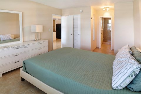 Condo in Sunny Isles Beach, Florida, 1 bedroom  № 1968962 - photo 17