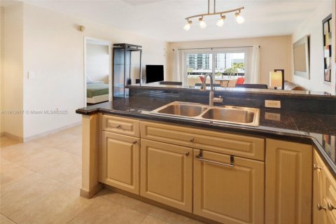 Condo in Sunny Isles Beach, Florida, 1 bedroom  № 1968962 - photo 14