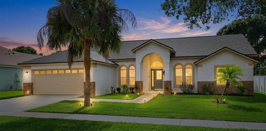 House in Clermont, Florida 3 bedrooms, 172.71 sq.m. № 2393785
