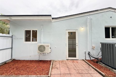 Immobilier commercial à Hollywood, Floride 113.43 m2 № 2397384