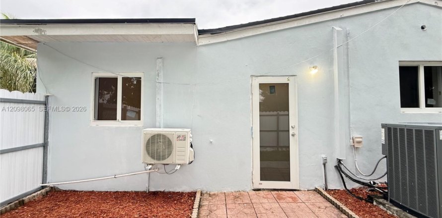 Immobilier commercial à Hollywood, Floride 113.43 m2 № 2397384