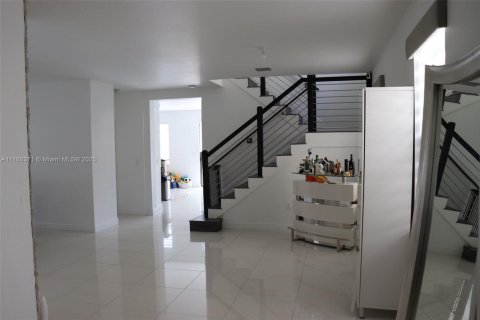 House in Doral, Florida 5 bedrooms, 277.96 sq.m. № 1731432 - photo 15